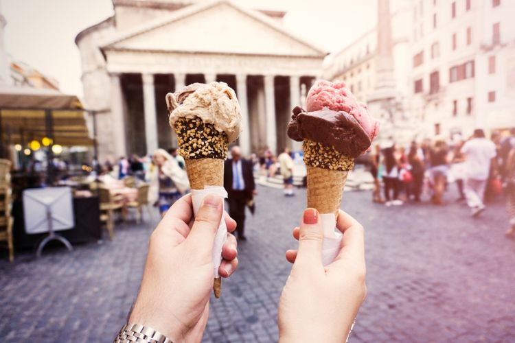 Makan gelato di Roma, Italia