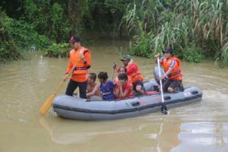 Warga korban banjir di Kendari, Sulawesi Tenggara, dievakuasi ke lokasi yang lebih aman.
