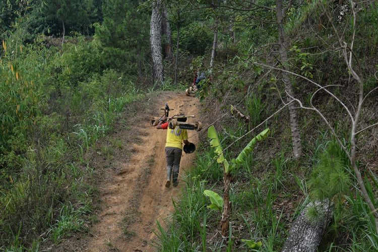 Peserta balap tengah mengangkat kadaplak untuk dibawa ke titik start yang beradi di dataran tinggi lintasan curam di kaki gunung Palasari, Kampung Batu Loceng, Desa Sunten Jaya, Kecamatan Lembang, Kabupaten Bandung Barat, Kamis (21/11/2019).