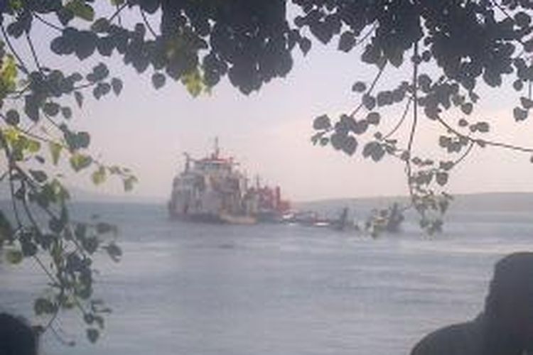 Proses evakuasi kapal LCT PANCAR INDAH yang KARAM DI SELAT BALI