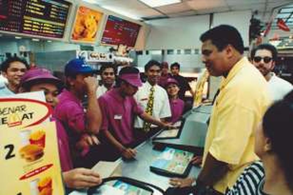 Muhammad Ali saat menraktir di McDonald's tahun 1996.