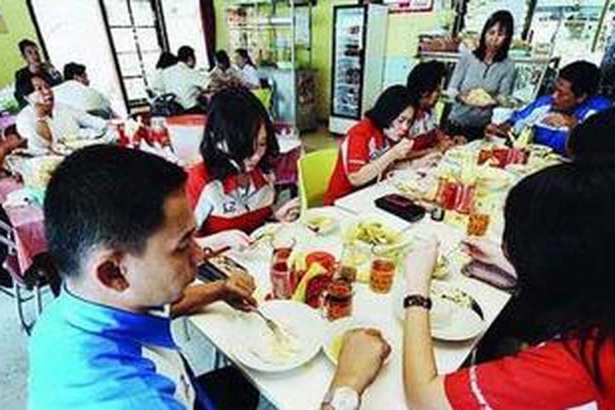 Pengunjung menikmati soto ikan gurame di rumah makan Ciriung Indah, Jalan Mayor Oking, Ciriung, Bogor, Jawa Barat, Selasa (1/3/2011). Soto ikan gurame menjadi menu spesial yang banyak diburu para pelanggan dari sejumlah wilayah di Jabodetabek.