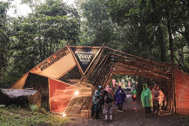 Suasana halaman arena konser Rockadventure 2018 di perkemahan Wonogondang Camp, Yogyakarta.