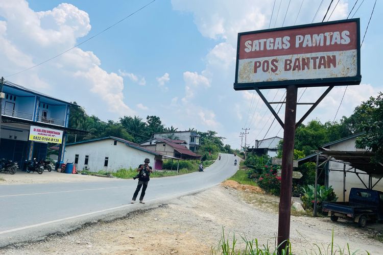Persimpangan jalan masuk ke Pos Bantan, Satgas Pamtas Batalyon Armed 16 Tumbak Kaputing di Desa Bungkang, Kecamatan Sekayam, Kabupaten Sanggau, Kalbar, Jumat (18/8/2023).