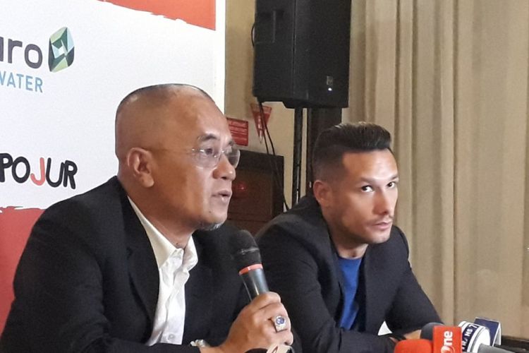 Manajer Madura United, Haruna Soemitro, dan Raphael Maitimo hadir pada jumpa pers seusai launching tim di Hotel Shangrila, Surabaya, Rabu (10/1/2018).