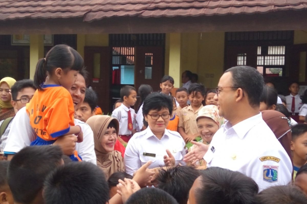 Gubernur DKI Jakarta Anies Baswedan saat berkunjung ke SD 07 Pagi Cawang, Jakarta Timur, Rabu (18/10/2017).
