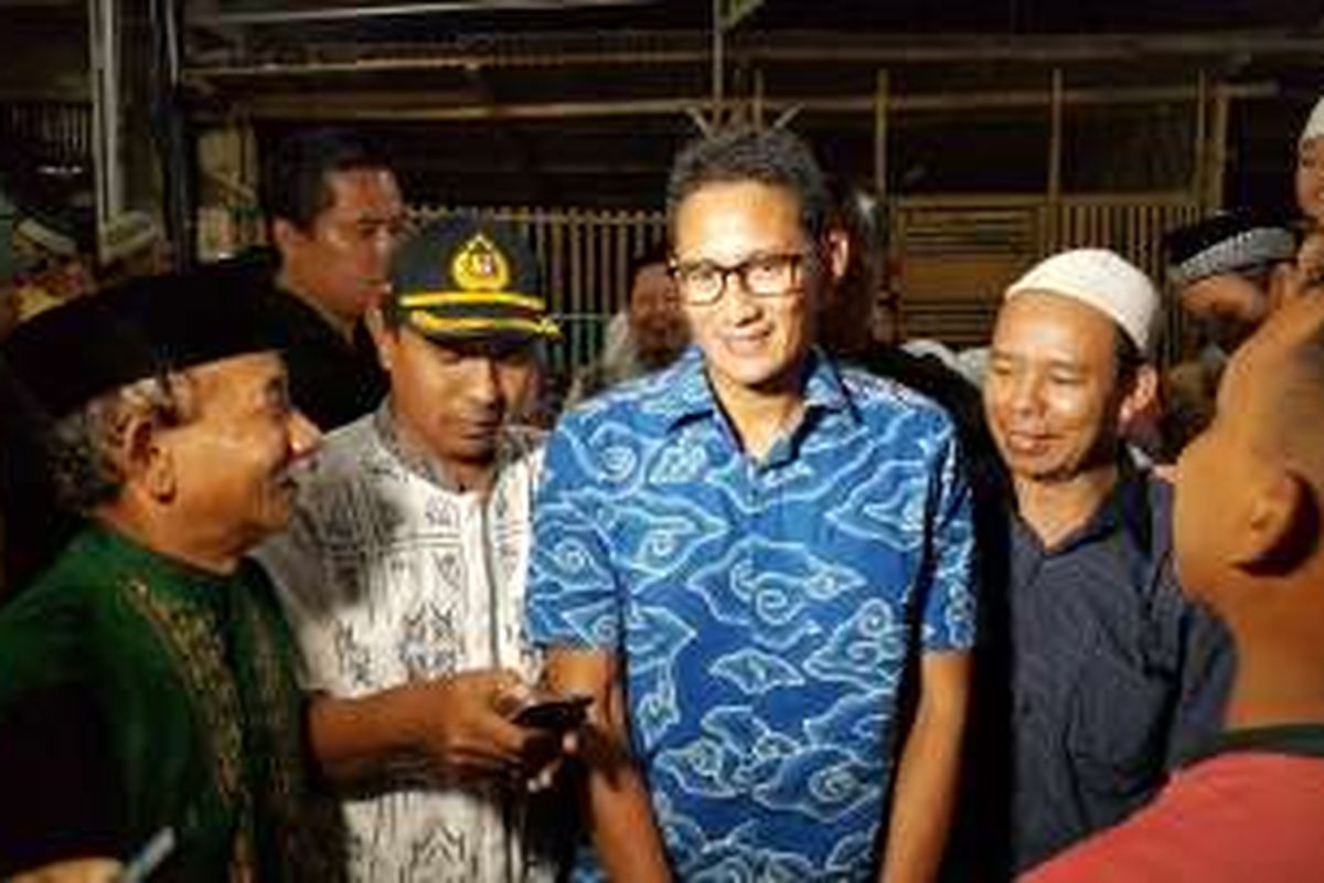 Calon wakil gubernur DKI Jakarta nomor urut tiga Sandiaga Uno (kemeja biru berkacamata) saat menyambangi warga di Kelurahan Kembangan Utara, Kecamatan Kembangan, Jakarta Barat, Rabu (2/11/2016) malam.