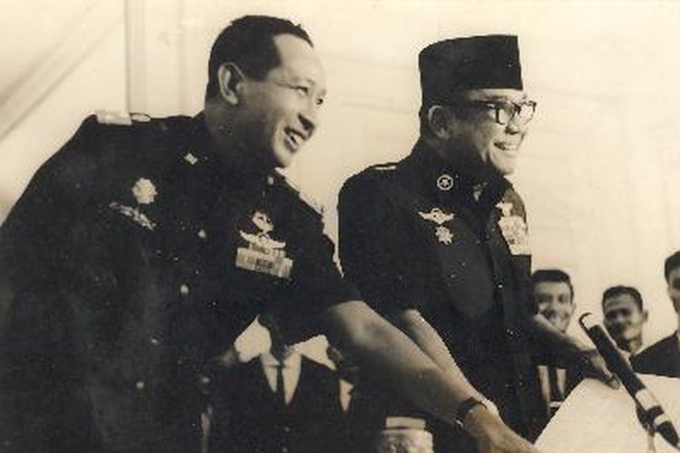 Soeharto (kiri) dan Soekarno (kanan)
