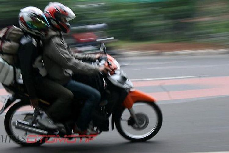 Pemudik dengan menggunakan sepeda motor melintas menuju Jalan Kali Malang, Jakarta Timur, Senin (6/9/2010). Mudik dengan alat transportasi ini masih digunakan warga karena murah. KOMPAS/WISNU WIDIANTORO 