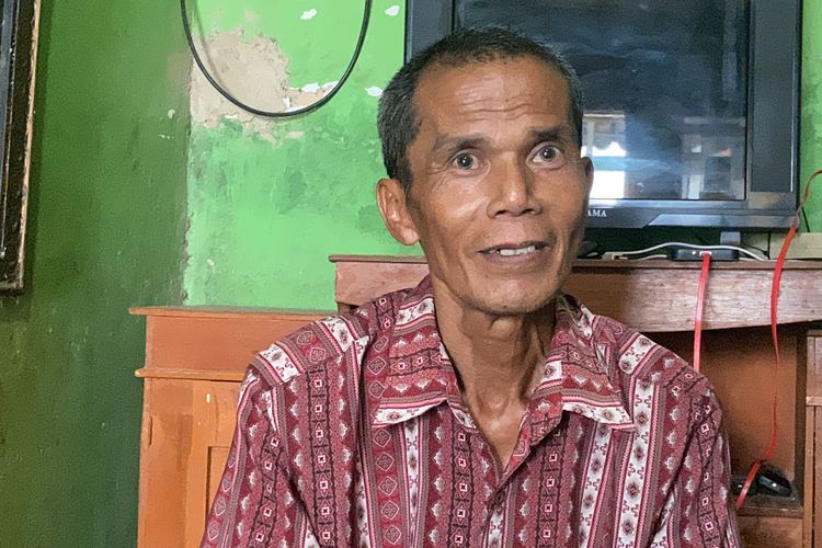 Alvi Noviardi (57 tahun) seorang guru honorer asal Kampung Bantar Muncang Rt3/Rw7, Desa Sekarwangi, Kecamatan Cibadak, Kabupaten Sukabumi, Jawa Barat saat ditemui dikediamannya, Kamis (10/10/2024).