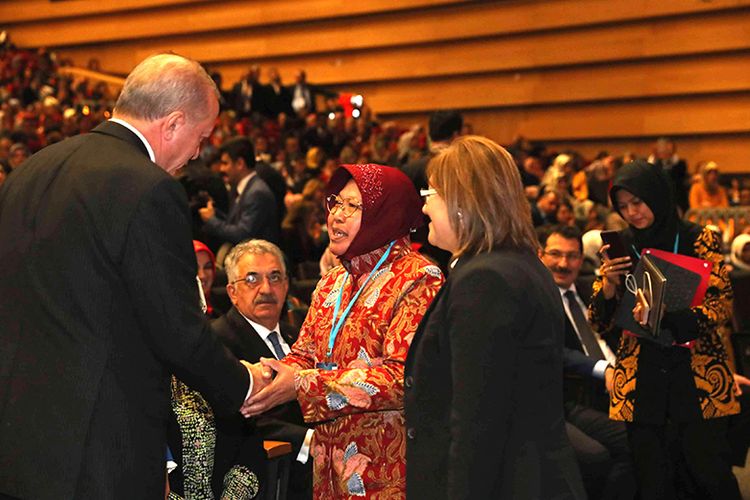 Presiden Erdogan (kiri) memberikan apresiasi kepada Tri Rismaharini karena dinilai sebagai sosok pemimpin perempuan yang inspiratif.