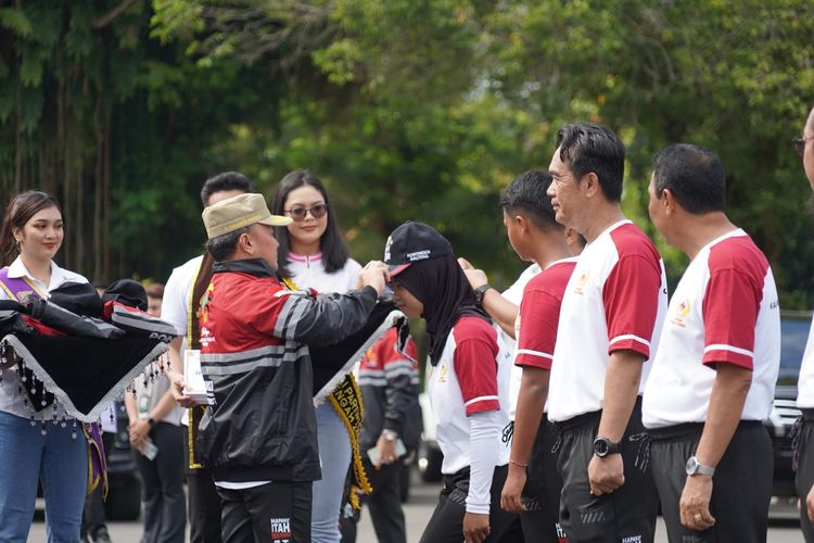 Gubernur Kalimantan Tengah (Kalteng) H. Sugianto Sabran melepas Kontingen Kalteng yang akan mengikuti Pekan Olahrga Nasional (PON) ke-21 di Aceh dan Sumatera Utara dari 8-20 September 2024, di Halaman Istana Isen Mulang Rujab Gubernur Kalteng, Rabu (4/9/2024).