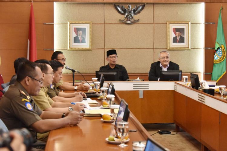 Gubernur Jawa Barat Ridwan Kamil saat bertemu dengan pimpinan Bawaslu Jabar di Gedung Sate, Jalan Diponegoro, Senin (8/4/2019).
