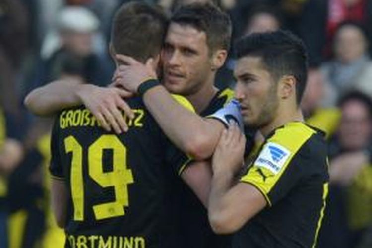 Gelandang Borussia Dortmund, Sebastian Kehl (tengah), merayakan gol bersama Kevin Grosskreutz (kiri) dan Nuri Sahin (kanan) pada laga melawan Freiburg di Mage Solar Stadion, Freiburg, Minggu (9/3/2014).