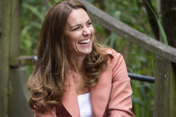 Duchess of Cambridge mengunjungi Urban Nature Project di Natural History Museum, di London, 22 Juni 2021. Duchess of Cambridge, yang genap berusia 40 tahun pada Minggu 9 Januari 2022, telah muncul sebagai bangsawan Inggris yang andal. Setelah kepergian Pangeran Harry dan Meghan ke California pada tahun 2020, kematian Pangeran Philip tahun lalu, dan sekarang tuduhan pelecehan seksual terhadap Pangeran Andrew, Kate Middleton di mata publik tetap sebagai ibu dari tiga anak yang tersenyum dan dapat menghibur orang tua yang berduka di rumah sakit anak-anak atau memukau orang dengan permainan piano selama konser Natal yang disiarkan televisi.