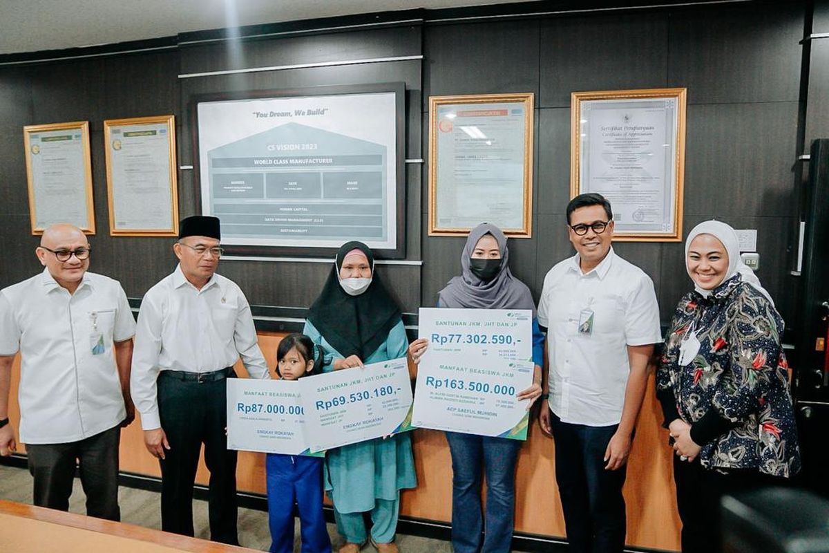 Menteri Koordinator bidang Pembangunan Manusia dan Kebudayaan (Menko PMK) Muhadjir Effendy bersama Direktur Utama BPJS Ketenagakerjaan (BPJAMSOSTEK) Anggoro Eko Cahyo berfoto bersama pekerja yang menerima jaminan ketenagakerjaan di Jawa Barat, pada Rabu (16/11/2022). 
