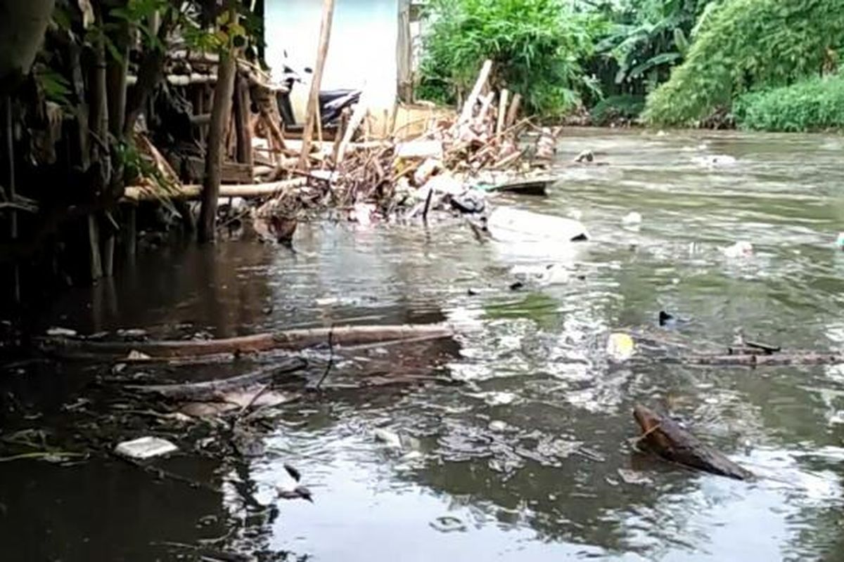 Kondisi Kali Krukut di Cipete Utara, Kebayoran Baru, Jakarta Selatan, dipenuhi sampah yang terbawa aliran air, Senin (8/11/2016).
