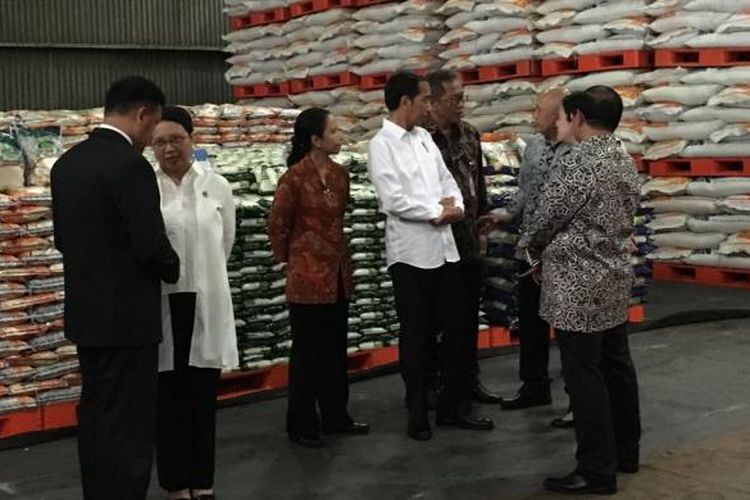 Presiden Joko Widodo saat meresmikan pengiriman bantuan pangan bagi masyarakat di Sri Lanka.