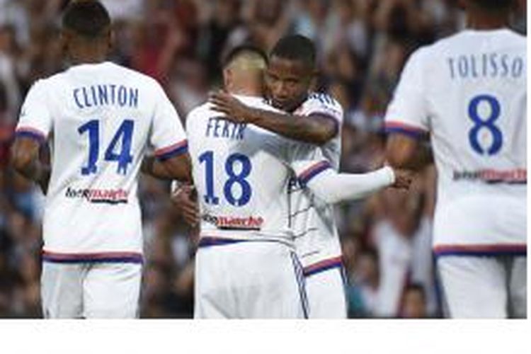 Penyerang Lyon Nabil Fekir (tengah) mendapat sambutan dari rekan-rekannya setelah mencetak gol ke gawang AC Milan dalam laga uji coba di Gerland stadium, Lyon, Sabtu (18/7/2015).