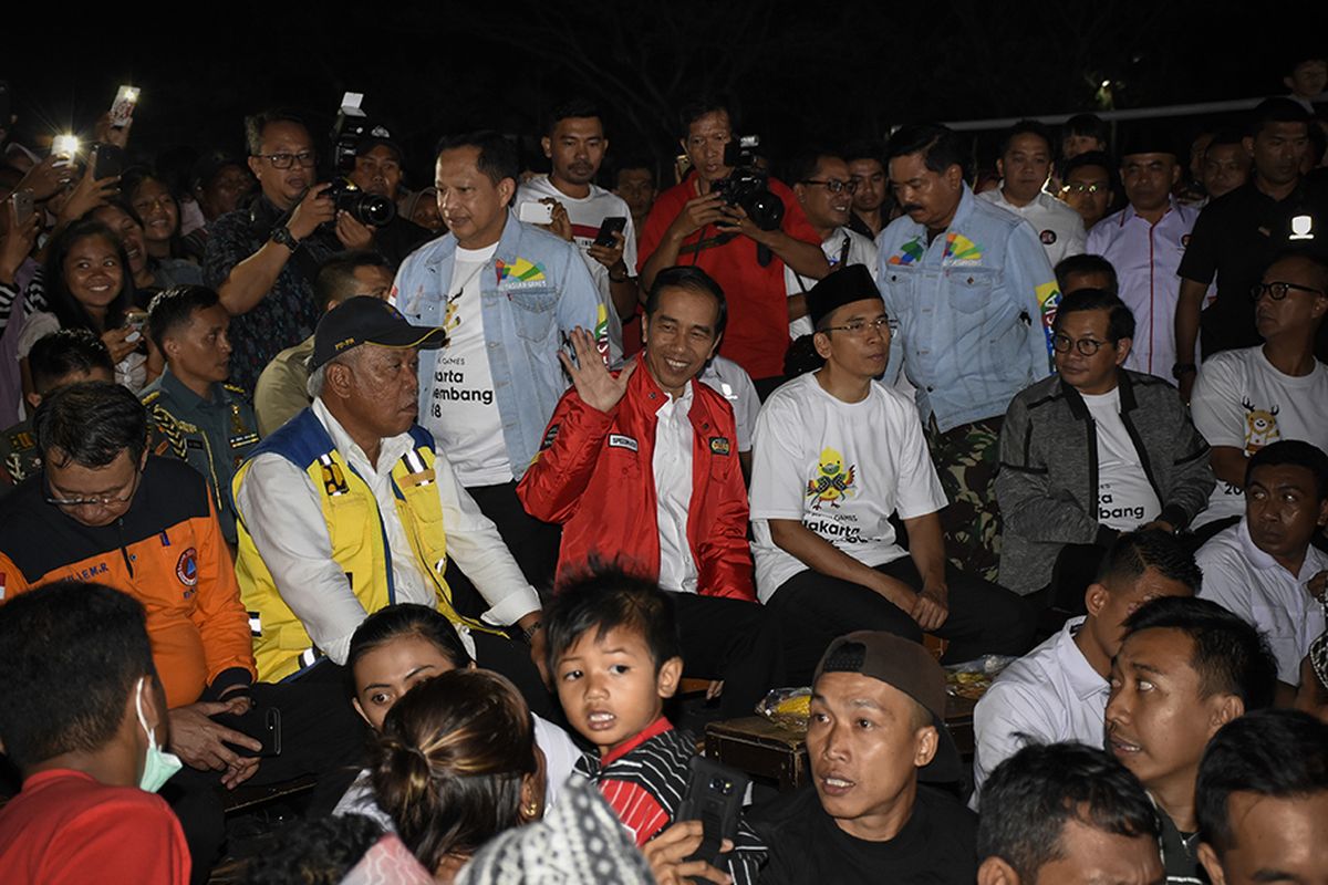 Presiden Joko Widodo (tengah) didampingi Gubernur NTB TGB Zainul Majdi (ketiga kanan) bersama warga korban gempa nonton bareng upacara penutupan Asian Games 2018 di Lapangan Kecamatan Gunungsari, Lombok Barat, NTB, Minggu (2/9/2018). Presiden Jokowi di sela kunjungannya ke lokasi gempa menyempatkan diri untuk menyaksikan upacara penutupan Asian Games 2018 bersama warga korban gempa.