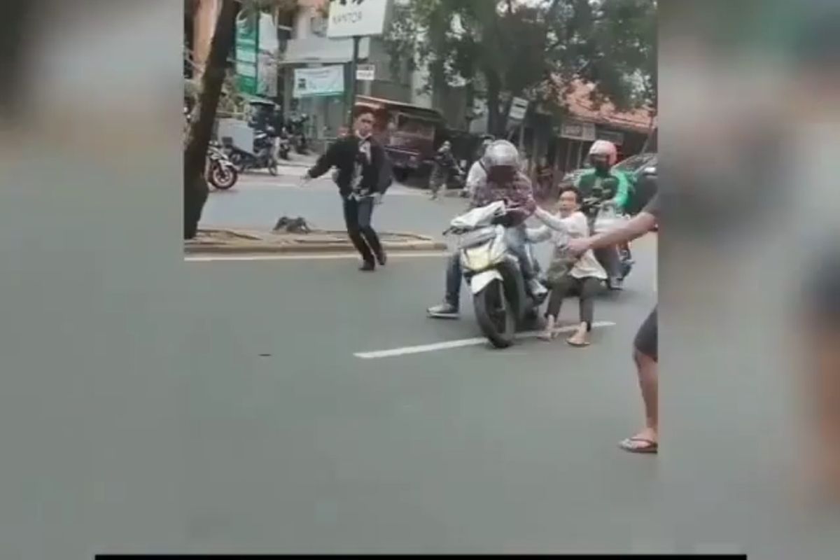 Video yang menunjukkan perampasan motor milik seorang sopir ojol oleh satu orang debtcollector di Jalan Meruya Ilir, Kebon Jeruk, Jakarta Barat, viral di media sosial. Peristiwa terjadi pada Senin (6/9/2021).