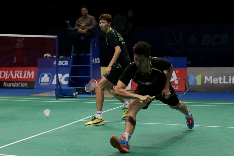 Pemain ganda putra China, Li Junhui/Liu Yuchen bertanding melawan pemain ganda putra Denmark, Mathias Boe/Carsten Mogensen pada pertandingan final BCA Indonesia Open Super Series Premier 2017 di Plenary Hall, Jakarta Convention Center, Minggu (18/6/2017). Li/Liu menjadi juara ganda putra setelah menang dengan skor 21-19, 19-21, 21-18.