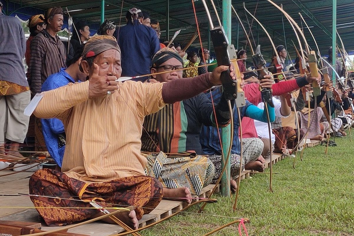 Jegulan teknik berbeda dari memanah di jemparingan. Jemparingan ini berlangsung dalam Gladhen Hageng Jemparingan Mataram tingkat Nasional 2022 di alun-alun Wates, Kabupaten Kulon Progo, Daerah Istimewa Yogyakarta. Lebih dari 800 orang dalam 120 kontingen ikut jemparingan kali ini.