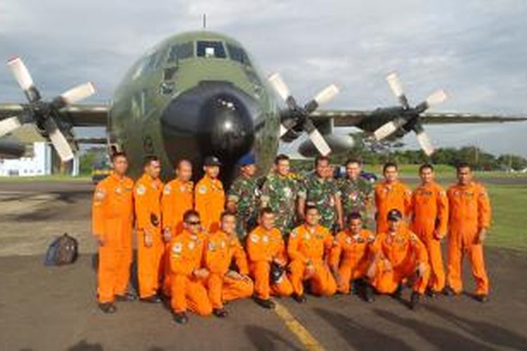 Tim dari pesawat Hercules C130 (berbaju jingga), salah satu tim dari Skuadron Lanud Halim Perdanakusuma yang berhasil menemukan jasad korban serta puing-puing pesawat AirAsia QZ8501 di Selat Karimata pada Selasa (30/12/2014)