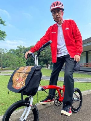 Presiden Joko Widodo terlihat berpose bersama sepeda Kreuz.