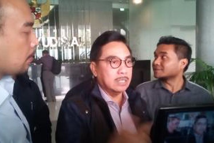 Hotma Sitompoel (tengah) dan rekan-rekannya mendatangi Komisi Yudisial untuk menyampaikan penolakan pemeriksaan, Jumat (27/3/2015).