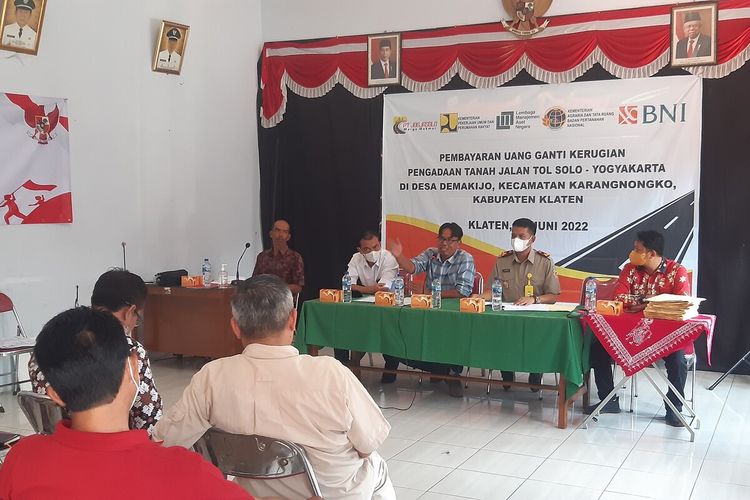 Pembayaran uang ganti kerugian (UGR) pengadaan tanah jalan tol Solo-Yogyakarta di kantor Desa Demakijo, Kecamatan Karangnongko, Klaten, Jawa Tengah, Selasa (14/6/2022).