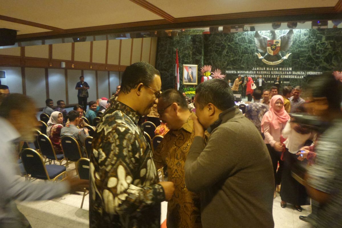 Gubernur DKI Jakarta Anies Baswedan berbincang dengan mantan Menteri ESDM Sudirman Said dan Politisi Golkar Erwin Aksa di Balai Kota DKI, Rabu (25/10/2017). 