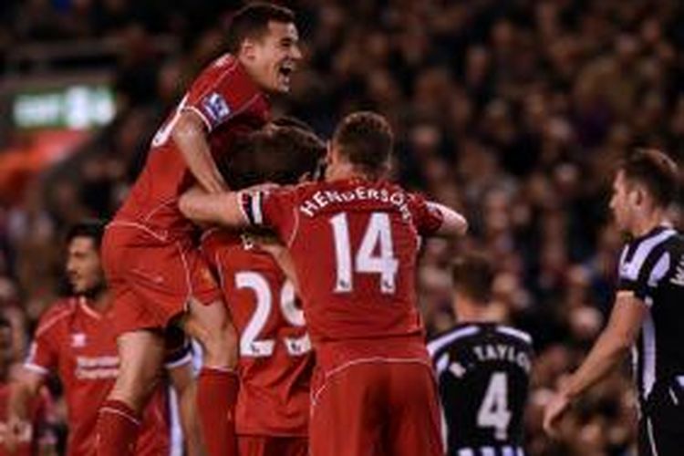 Para pemain Liverpool saat merayakan gol Joe Allen ke gawang Newcastle United pada laga lanjutan Premier League di Anfield, Senin (13/4/2015). 