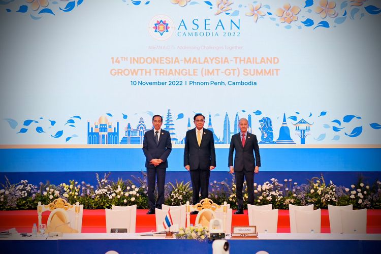 Presiden Joko Widodo saat menghadiri Konferensi Tingkat Tinggi Indonesia–Malaysia–Thailand Growth Triangle (IMT-GT) di tengah rangkaian KTT ASEAN di Phnom Penh, Kamboja, Kamis (10/11/2022).