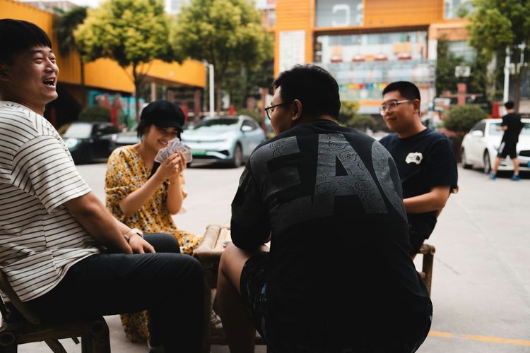 Beberapa zodiak dikenal sebagai pendengar yang baik dan penuh empati. Simak zodiak mana saja yang selalu sabar mendengarkan saat kamu curhat.