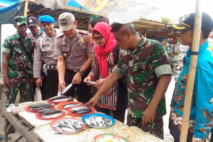 Muspika Kecamatan Puger saat mengecek ikan tongkol yang dijual oleh pedagang ikan di Tempat Pelelangan Ikan (TPI) Puger Kabupaten Jember 