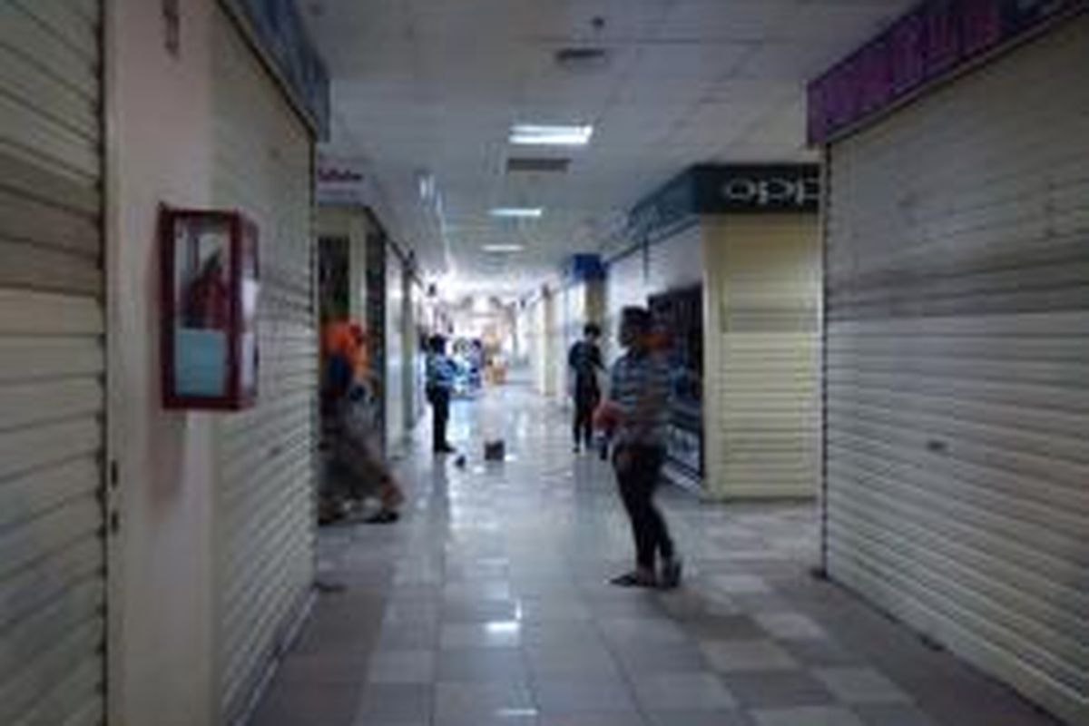 Pedagang elektronik di Thamrin City tampak menutup kios saat mendengar sejumlanh petugas akan melakukan sidak di pusat perbelanjaan itu, Senin (26/10/2015). 