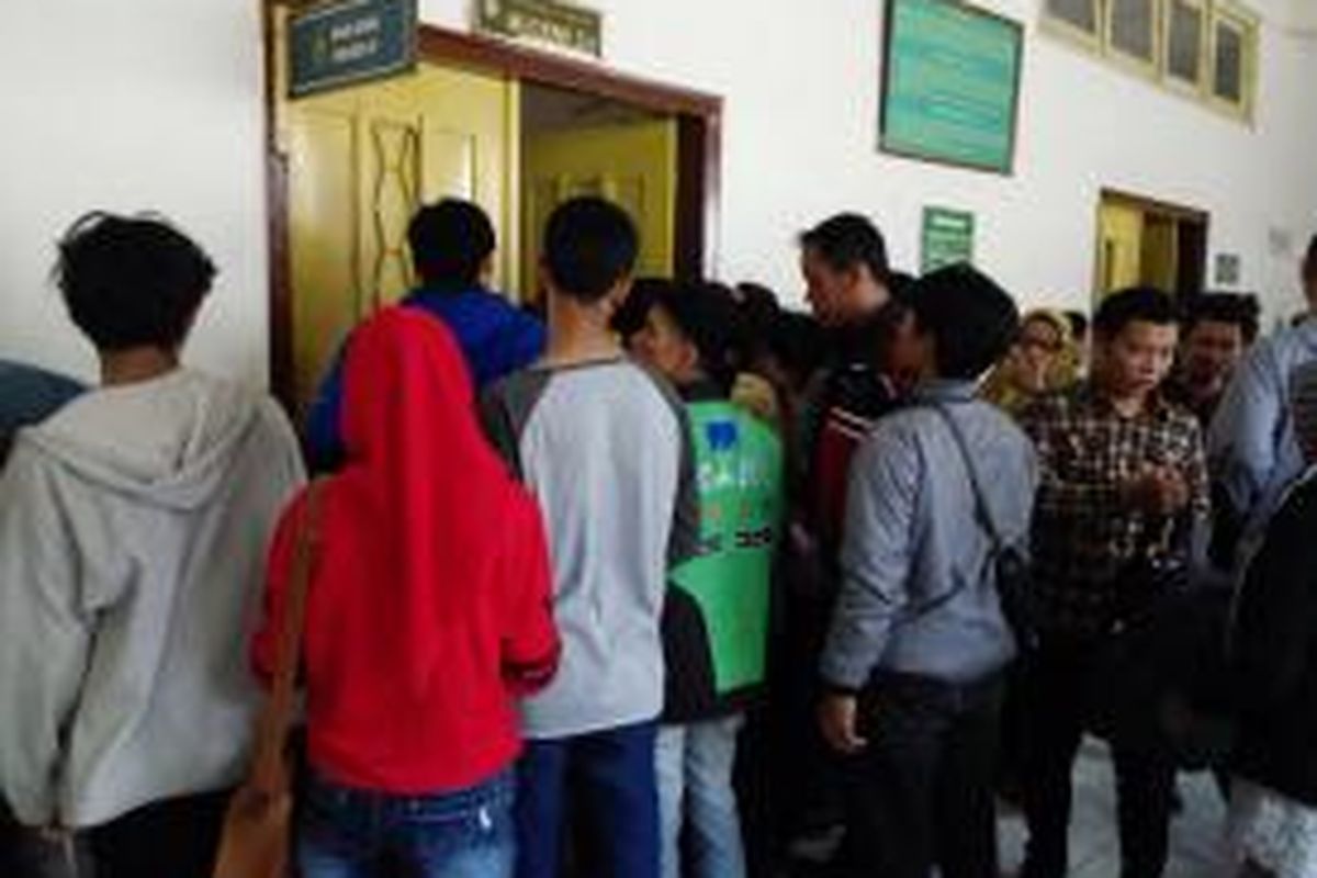 Pengojek aplikasi mengikuti proses sidang tilang kendaraan di PN Jakarta Pusat, Jumat (18/9)