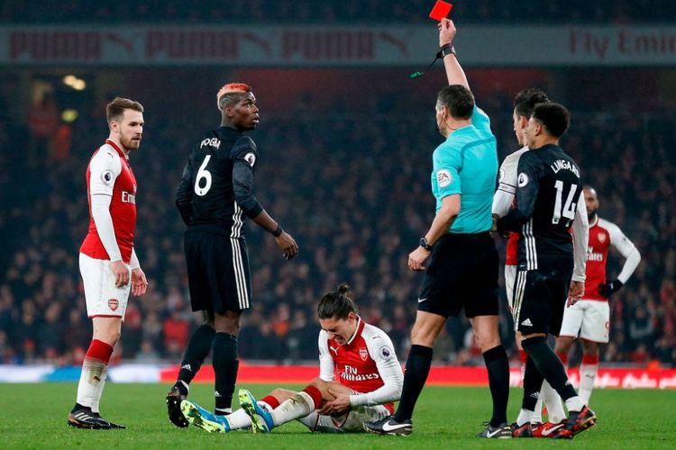 Paul Pogba mendapat kartu merah pada pertandingan antara Arsenal dan Manchester United di Stadion Emirates, Sabtu (2/12/2017).