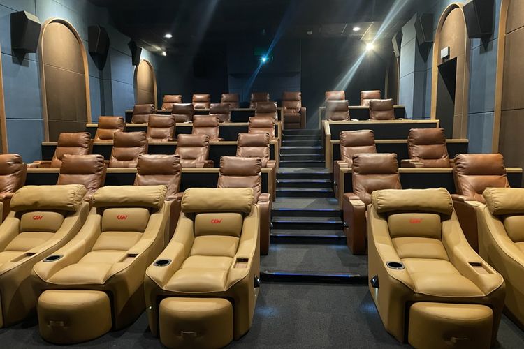 Auditorium Satin dengan bangku sky seat dalam CGV Poins Mall yang terletak di Poins Mall kawasan Lebak Bulus, Jakarta Selatan, Jumat (9/12/2022). 