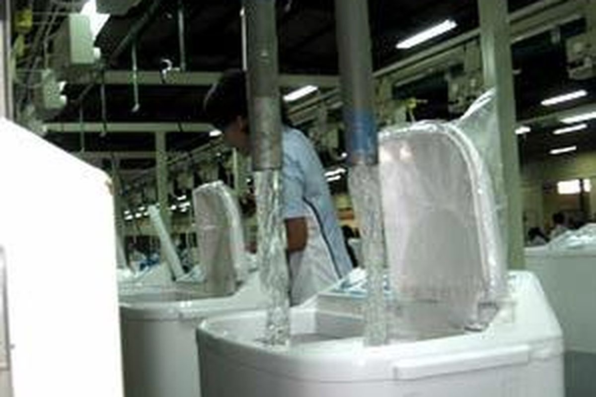 Pengecekan dengan air untuk melihat ada tidaknya kebocoran pada produk mesin cuci Sharp, Senin (17/11). Konsumen Indonesia menurut catatan EMC memilih model tabung ganda (twin tub) sebagai terfavorit. Dari proyeksi permintaan pada 2010 sebanyak 1,47 juta unit, 75 persennya didominasi twin tub. 