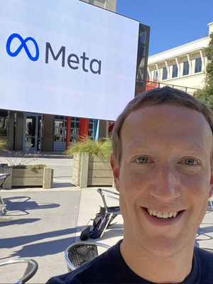 Mark Zuckerberg selfie dengan logo Meta.