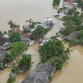 Foto udara banjir merendam permukiman dan persawahan di Desa Karangligar, Telukjambe, Karawang, Jawa Barat, Senin (19/1/2026). Berdasarkan data BPBD Karawang, banjir yang dipicu curah hujan tinggi serta meluapnya Sungai Sungai Citarum dan Sungai Cibeet berdampak kepada 6.596 warga di 13 kecamatan. ANTARA FOTO/Darryl Ramadhan/app/tom.