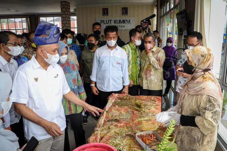 Menteri Koperasi dan Usaha Kecil Menengah (UKM), Teten Masduki mengunjungi Pusat Layanan Usaha Terpadu-Koperasi, Usaha Mikro Kecil dan Menengah (PLUT-KUMKM) di Kota Batam, Kepulauan Riau (Kepri) pada Kamis (31/3/2022).