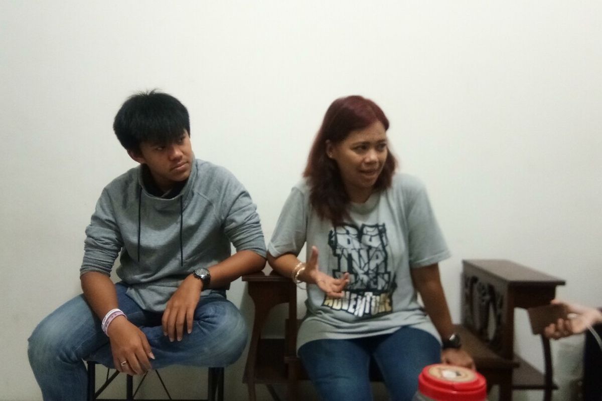 Almer Belmiro Putrawan (kiri) ditemani sang ibu menceritakan pengalamannya selama menjalani observasi corona di Natuna, saat ditemui di kediamannya di Jalan Abimanyu, Kelurahan Bantarjati, Kecamatan Bogor Utara, Kota Bogor, Minggu (16/2/2020).