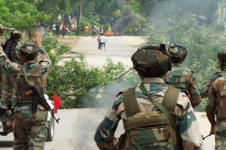 Personel militer India mencoba mengatasi unjuk rasa warga di distrik Golaghat, negara bagian Assam.