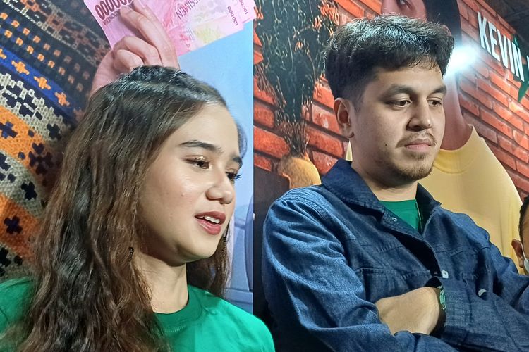 Aktris Tissa Biani dan aktor Kevin Julio usai konferensi pers perilisan serial Keluarga Hitung-hitungan di daerah Kemang, Jakarta Selatan, Kamis (14/3/2024).