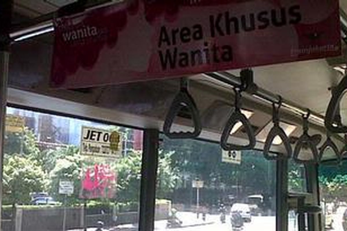 Chain flag area khusus wanita yang terpasang di setiap bus Transjakarta