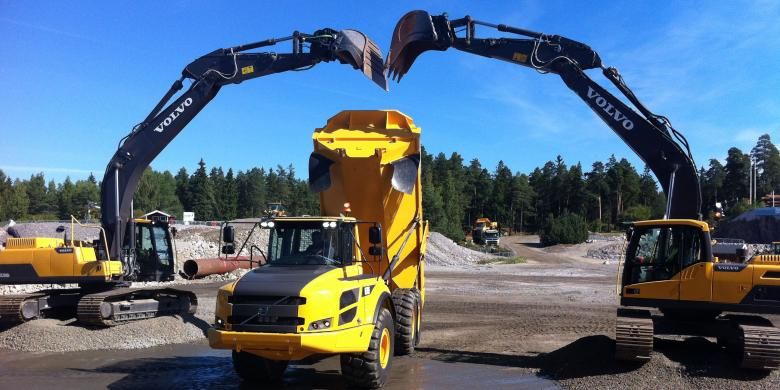 Dua excavator menyambut tamu di Volvo Customer Center, Eskilstuna, Swedia