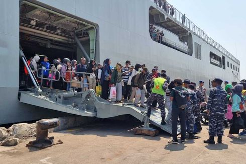 Ratusan Pemudik Gratis dengan Kapal Perang KRI 592 Tiba di Pelabuhan Tanjung Emas Semarang